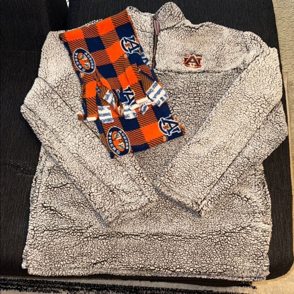 Gray Sherpa Pulloverβwith Auburn Scarf
